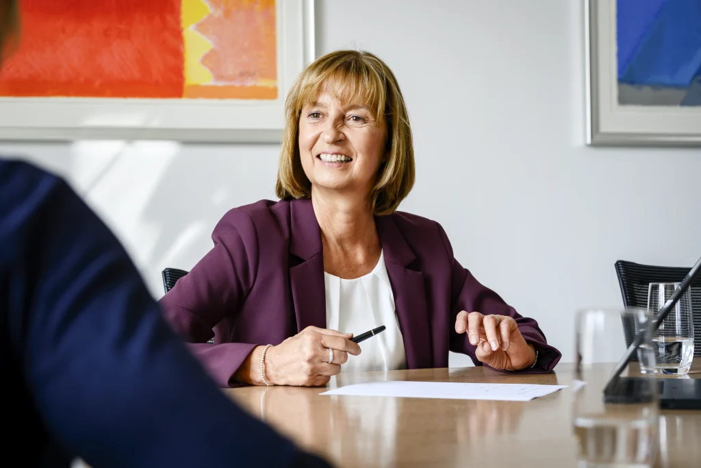 Steuerberaterin Brigitte Beckers im Beratungsgespräch mit einem Mandanten.