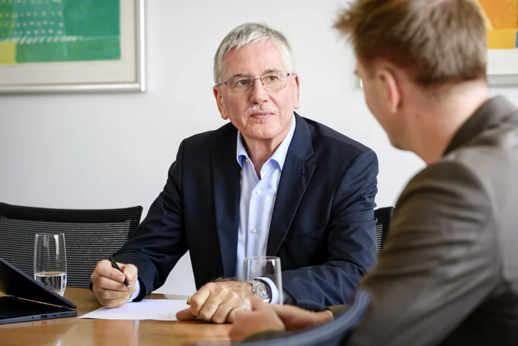 Steuerberater Jörg Beckers im Beratungsgespräch.