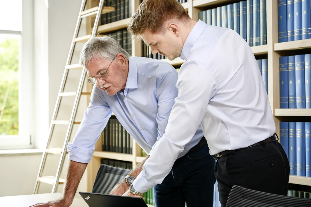 Steuerberater Jörg und Nils Beckers bei der gemeinsamen Arbeit an einem Jahresabschluss.