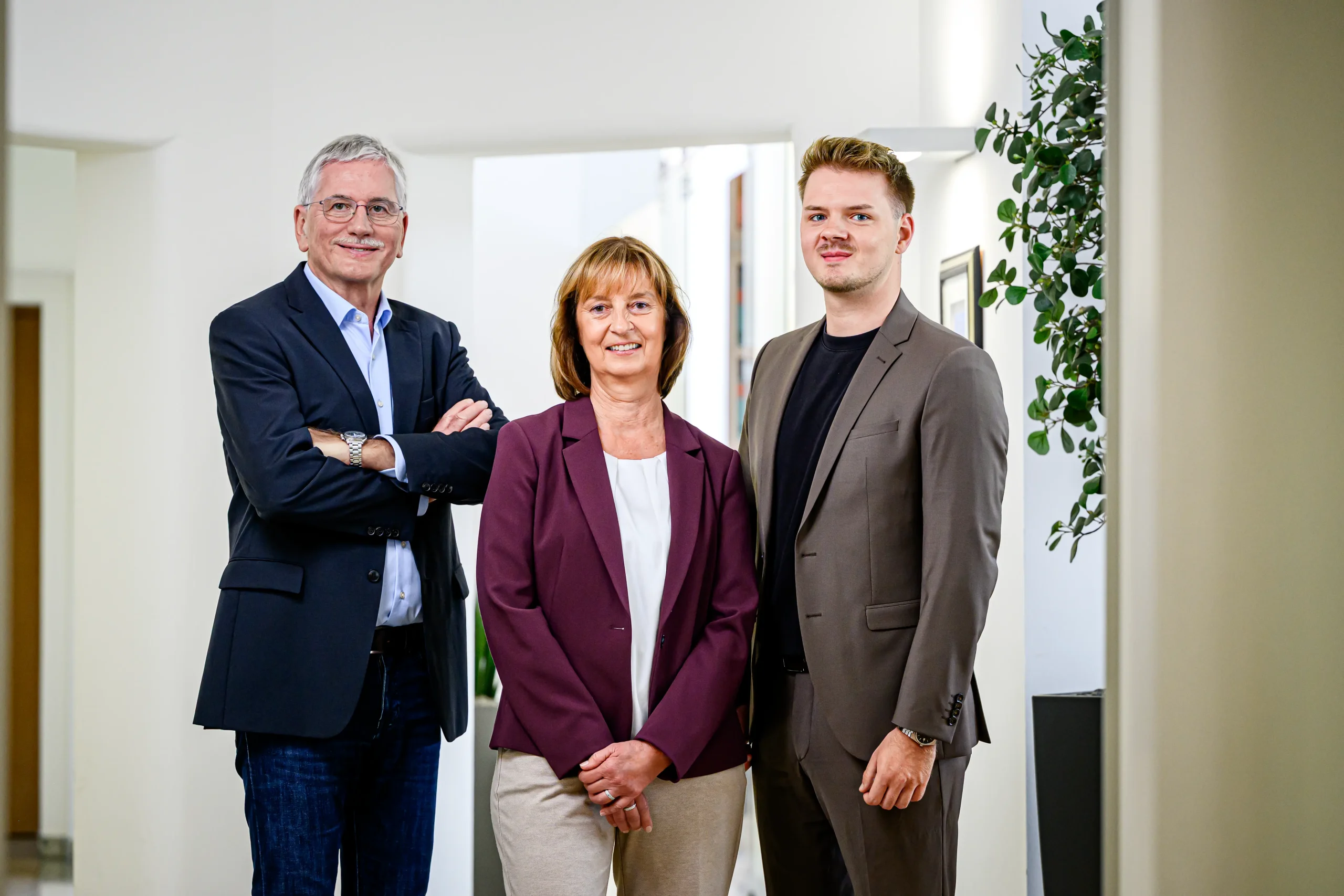 Die Steuerberater Jörg, Brigitte und Nils Beckers im Kanzleiumfeld.