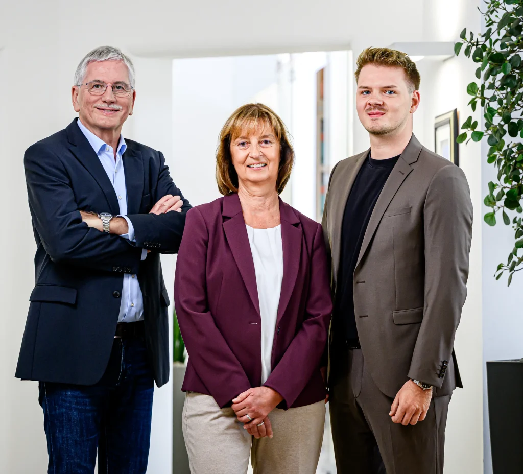 Die Steuerberater Jörg, Brigitte und Nils Beckers im Kanzleiumfeld.