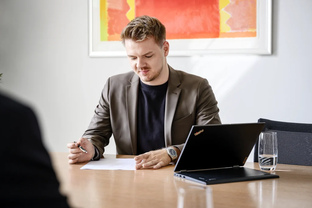 Steuerberater Nils Beckers bei einer steuerlichen Beartung